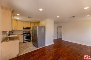 12833 Delano St, Unit 2 in Los Angeles, CA - Building Photo
