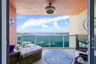 2650 Lake Shore Dr in Riviera Beach, FL - Building Photo - Building Photo