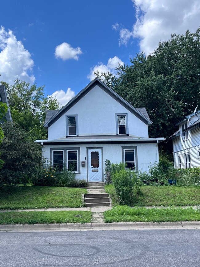 1202 Buchanan St NE, Unit Upper level 1b-1B Duplex