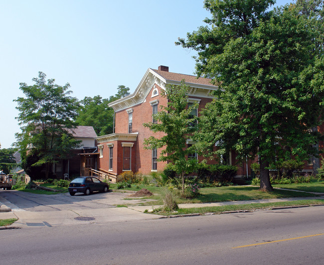 825 E High St in Springfield, OH - Foto de edificio - Building Photo