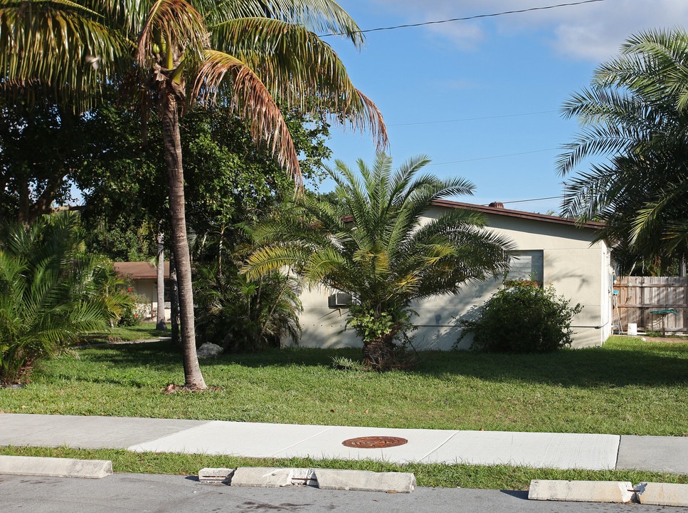 365-375 Cherry Rd in West Palm Beach, FL - Building Photo