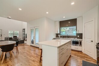 4916 McKinney St in Houston, TX - Building Photo - Building Photo