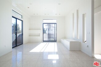 8639 Whitworth Dr in Los Angeles, CA - Building Photo - Building Photo