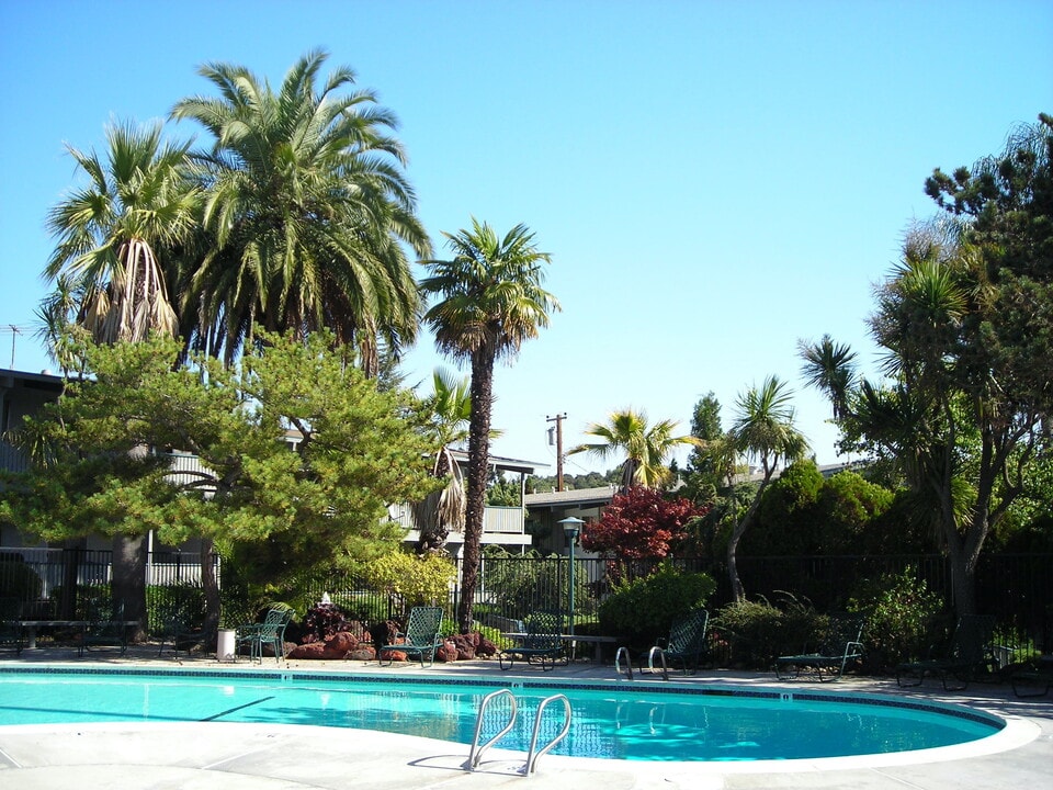 Walnut Hills Apartments in Hayward, CA - Foto de edificio