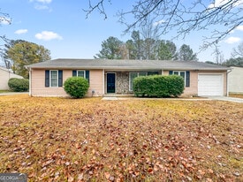 7090 Birling Dr in College Park, GA - Building Photo