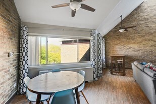 Manor Royal in Plymouth, MN - Building Photo