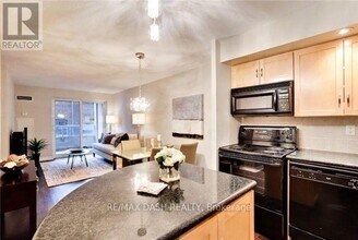 250-250 Wellington St W in Toronto, ON - Building Photo - Building Photo