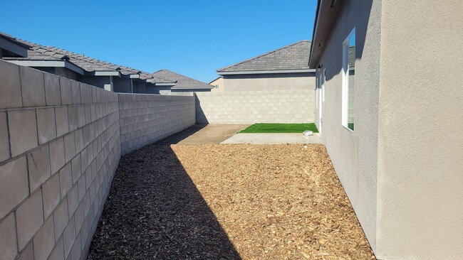 5005 Poppyseed St in Bakersfield, CA - Foto de edificio - Building Photo