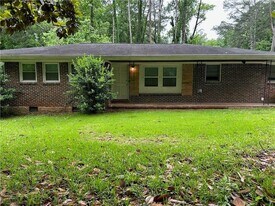 3231 Pinehill Dr in Decatur, GA - Building Photo