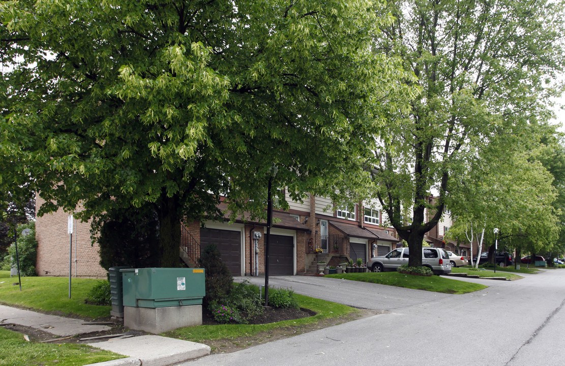 Woodstream Meadow in Oshawa, ON - Building Photo