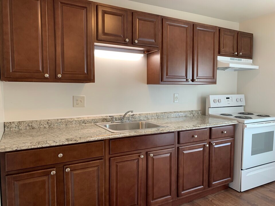 8 West St in Dudley, MA - Building Photo