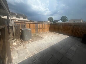 6387 S Briar Bayou Dr in Houston, TX - Building Photo - Building Photo