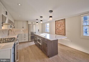 44 S Main St in New Hope, PA - Building Photo
