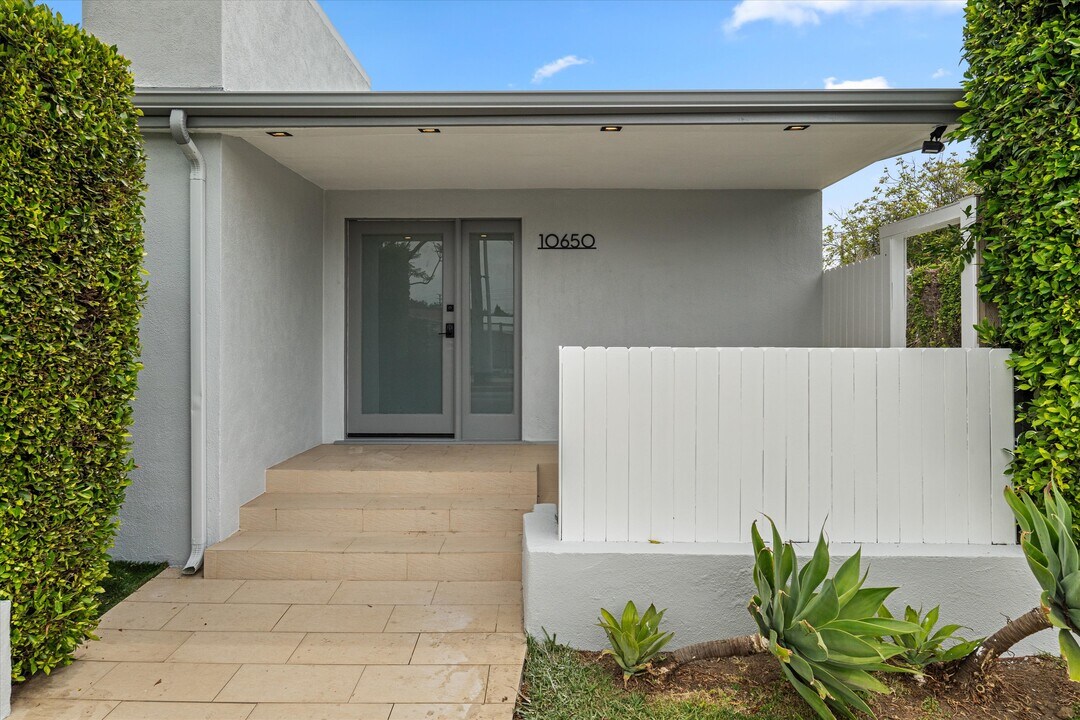 10650 Putney Rd in Los Angeles, CA - Building Photo