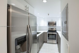 2401 Collins Ave, Unit 512 in Miami Beach, FL - Building Photo - Building Photo