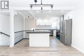 25 Meadowvale Dr in St Catharines, ON - Building Photo - Building Photo