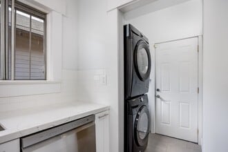 1418 W Jefferson Blvd in Los Angeles, CA - Building Photo - Building Photo