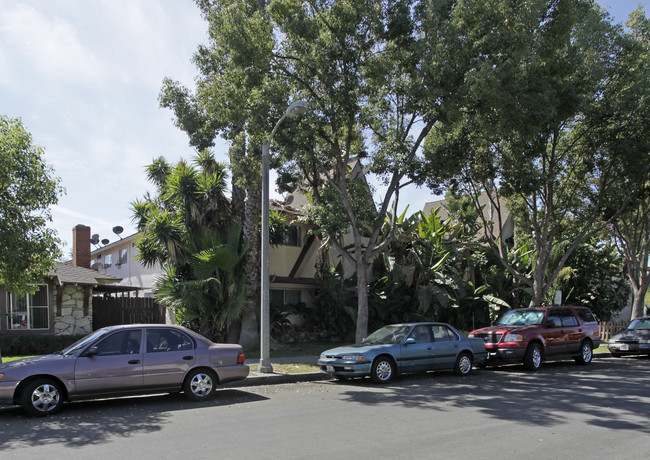 Topaz Lanai Apartments in Fullerton, CA - Foto de edificio - Building Photo