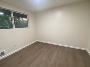 13908 SE Newport Way in Bellevue, WA - Building Photo - Building Photo