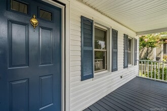 9 Underhill Ave in Locust Valley, NY - Building Photo - Building Photo