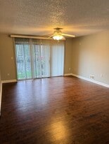 32 Holly Ct in Trenton, NJ - Building Photo