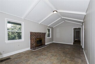 5425 Skyview Dr SW in Atlanta, GA - Building Photo - Building Photo