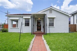 8502 Edinburgh St in New Orleans, LA - Building Photo