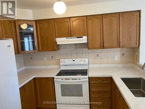 3022 Mission Hill Dr in Mississauga, ON - Building Photo - Building Photo