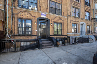 54 Lincoln Ave in Brooklyn, NY - Building Photo - Building Photo