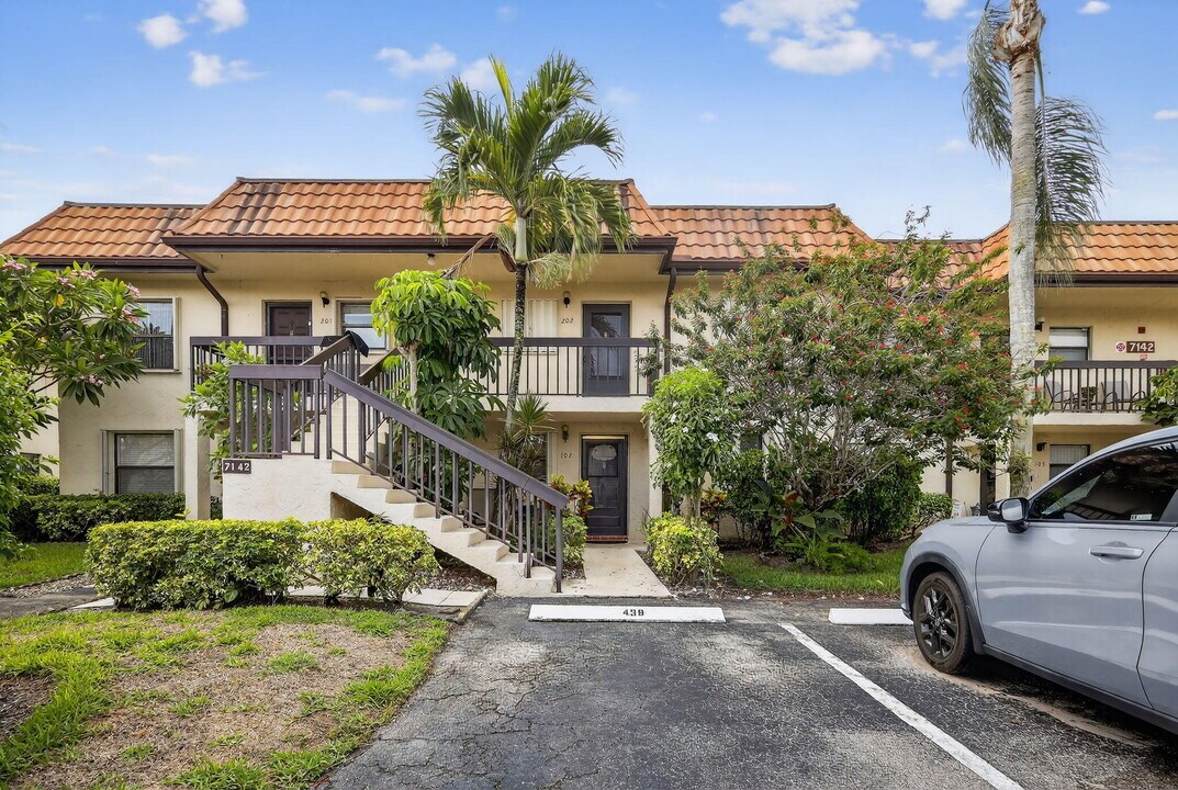 7142 Golf Colony Ct-Unit -102 in Greenacres, FL - Building Photo