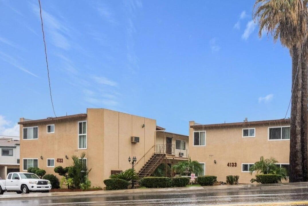 4133 La Crescenta Ave in Montrose, CA - Building Photo