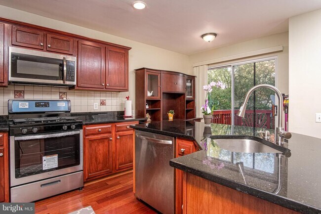 1179 Cypress Tree Pl in Herndon, VA - Foto de edificio - Building Photo