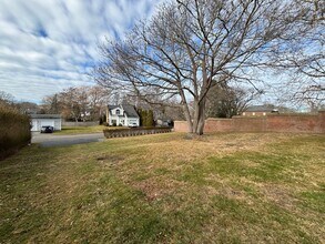 77 Coggeshall Ave, Unit L in Newport, RI - Foto de edificio - Building Photo
