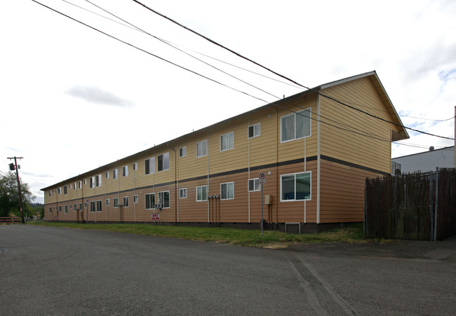 Royal Manor Apartments in Beaverton, OR - Building Photo - Building Photo