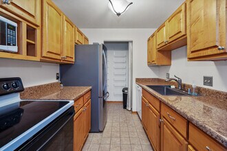 10345 Whitnall Edge Dr in Franklin, WI - Building Photo - Building Photo