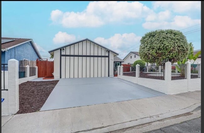 1320 Vinca Way in San Diego, CA - Building Photo - Building Photo