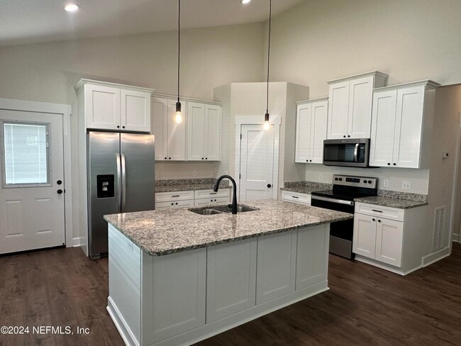 27492 W 3rd Ave in Hilliard, FL - Foto de edificio - Building Photo