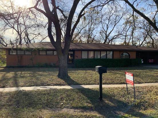 596 N Harbin Dr in Stephenville, TX - Foto de edificio