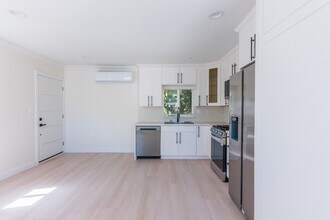 130 S Harper Ave, Unit 130 S Harper Ave 1-2 in Los Angeles, CA - Foto de edificio - Building Photo
