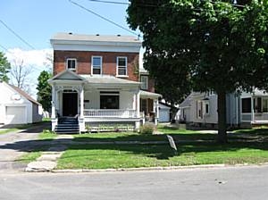 70 Broad St in Lyons, NY - Foto de edificio