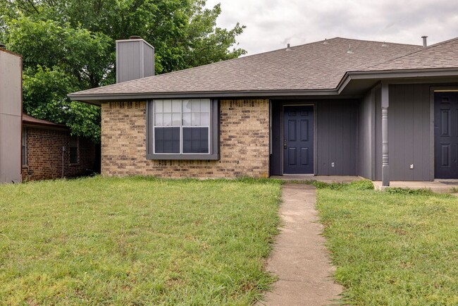 3422 Heritage Ln in Forest Hill, TX - Building Photo - Building Photo