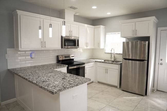 1019 N Blair Ave in Edinburg, TX - Building Photo - Building Photo