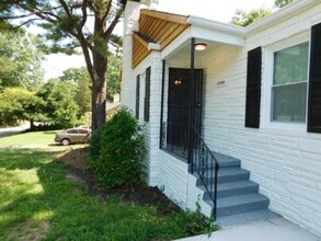 1346 Lorenzo Dr SW in Atlanta, GA - Building Photo - Building Photo