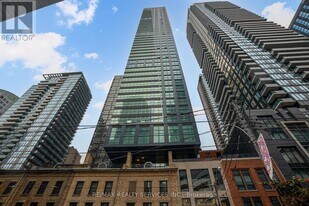 327 King St W in Toronto, ON - Building Photo