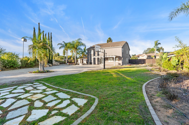 5097 Mendip St in Oceanside, CA - Foto de edificio - Building Photo