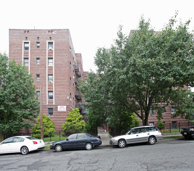 Karen Gardens in Orange, NJ - Foto de edificio - Building Photo