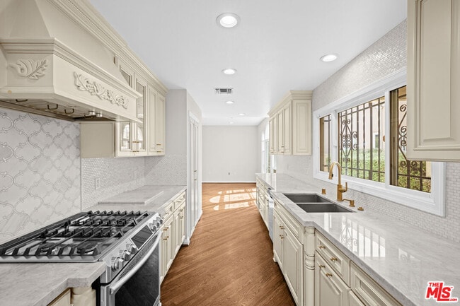 224 S Palm Dr in Beverly Hills, CA - Building Photo - Building Photo