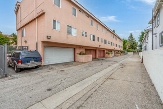 7320 Balboa Blvd in Van Nuys, CA - Building Photo - Building Photo