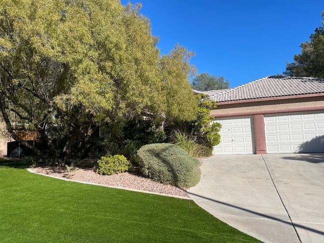 7392 Shady Breeze Ct in Las Vegas, NV - Foto de edificio - Building Photo