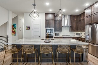 1053 Manacor Ln in Dallas, TX - Foto de edificio - Building Photo